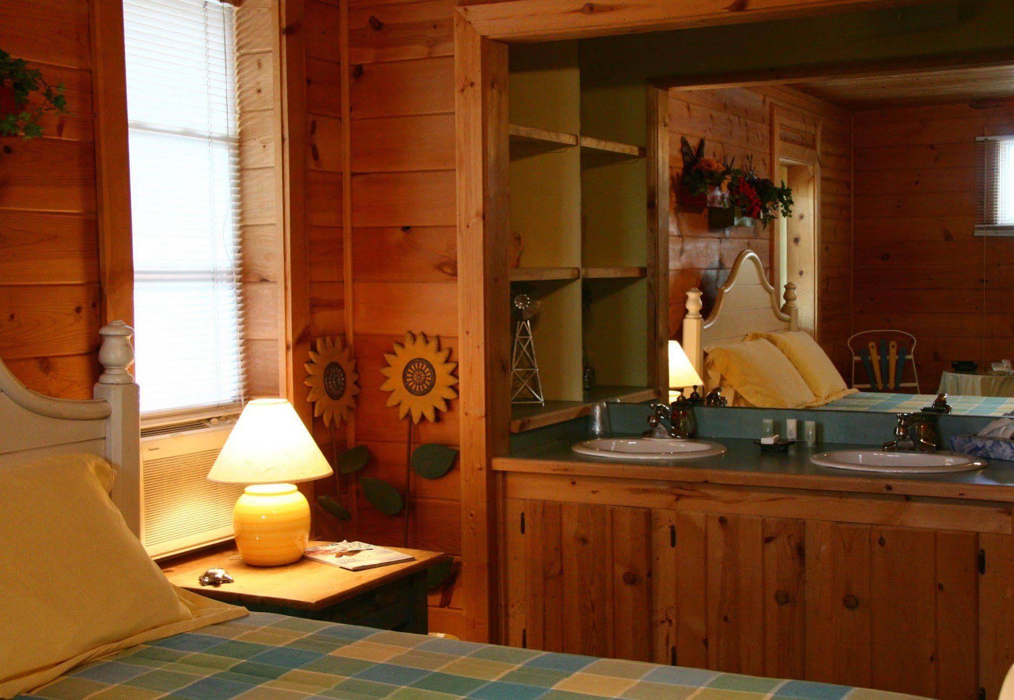 Stone Waters Inn Bellaire Екстериор снимка